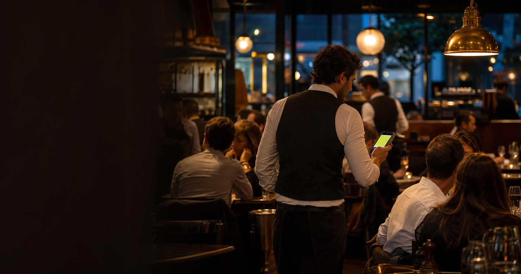 Un serveur utilise Orion pendant le service dans une brasserie animée